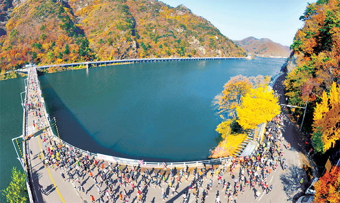 Maratón de Chuncheon. Se lleva a cabo en Chuncheon, Gangwon-do cada octubre.